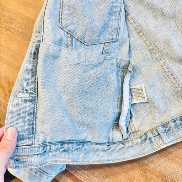 Gap Women’s Cropped Light Wash Denim Jacket, Size Small - Picture 8 of 13